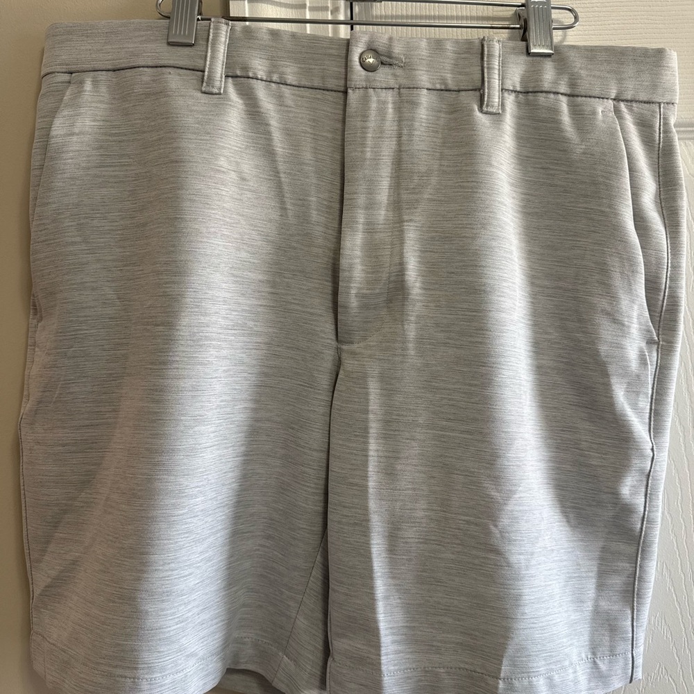 Callaway Men's Flat Front Shorts in Light Gray